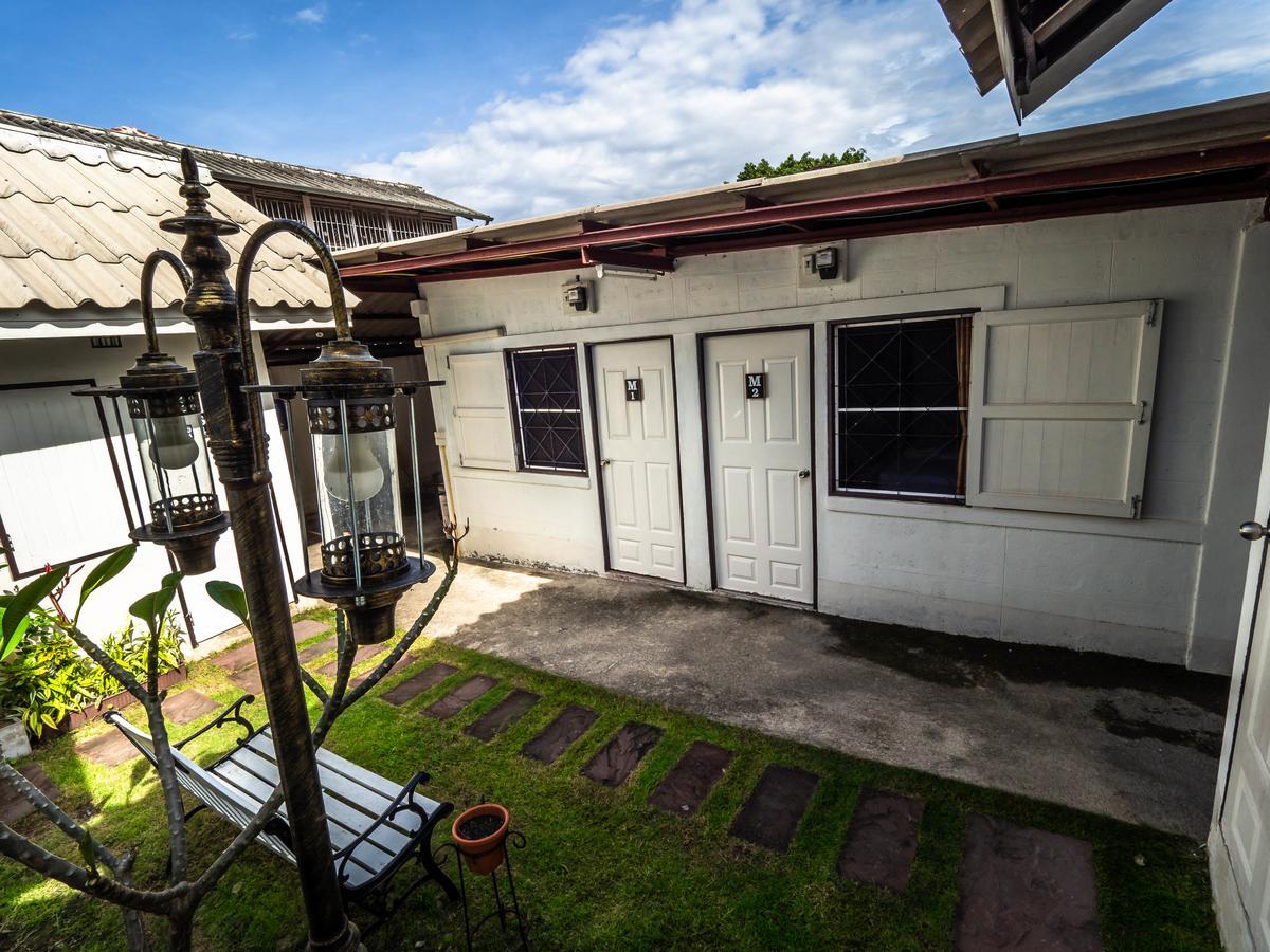 Hotel Tommy Huts Chiang Mai Esterno foto