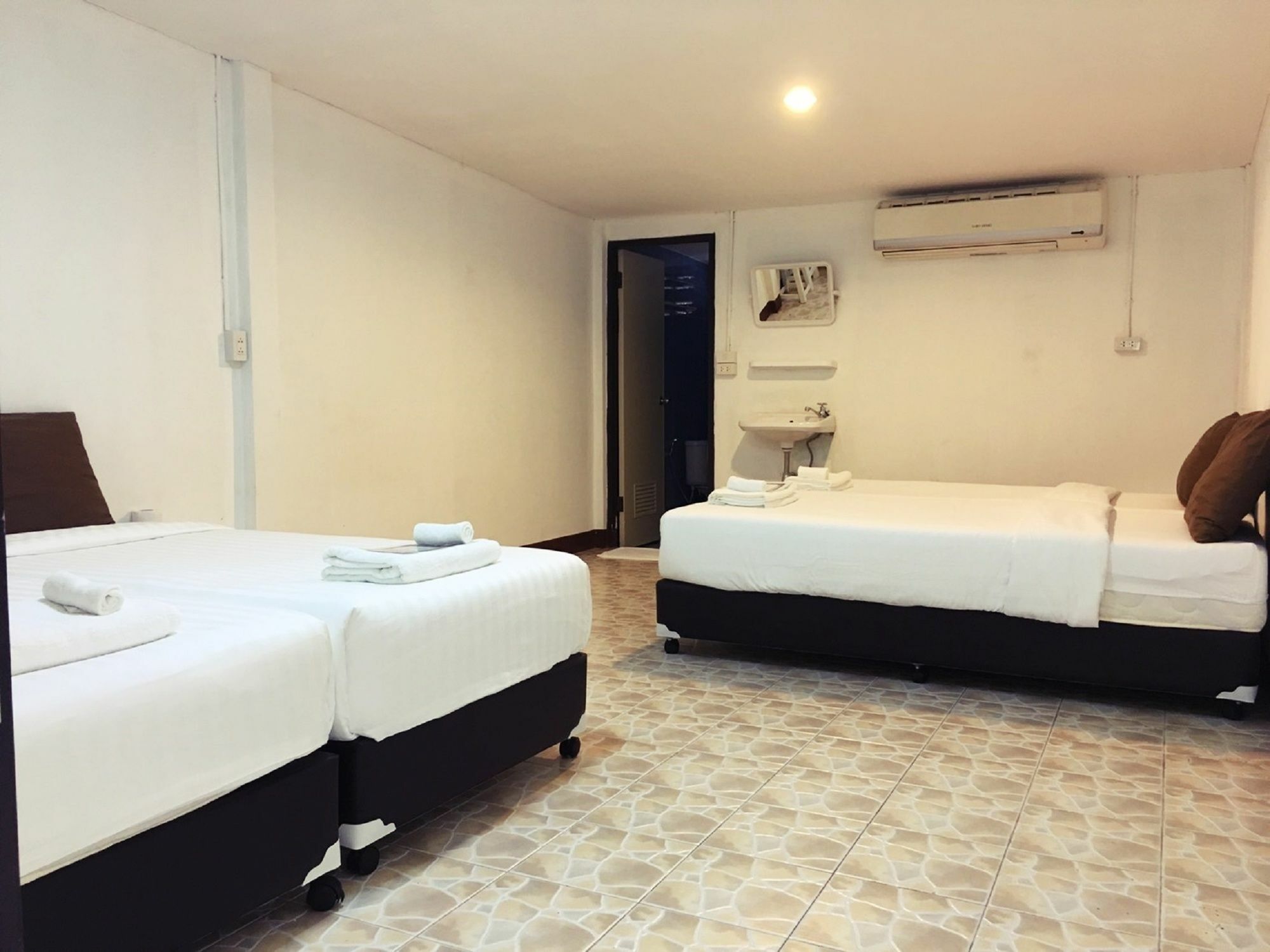 Hotel Tommy Huts Chiang Mai Esterno foto